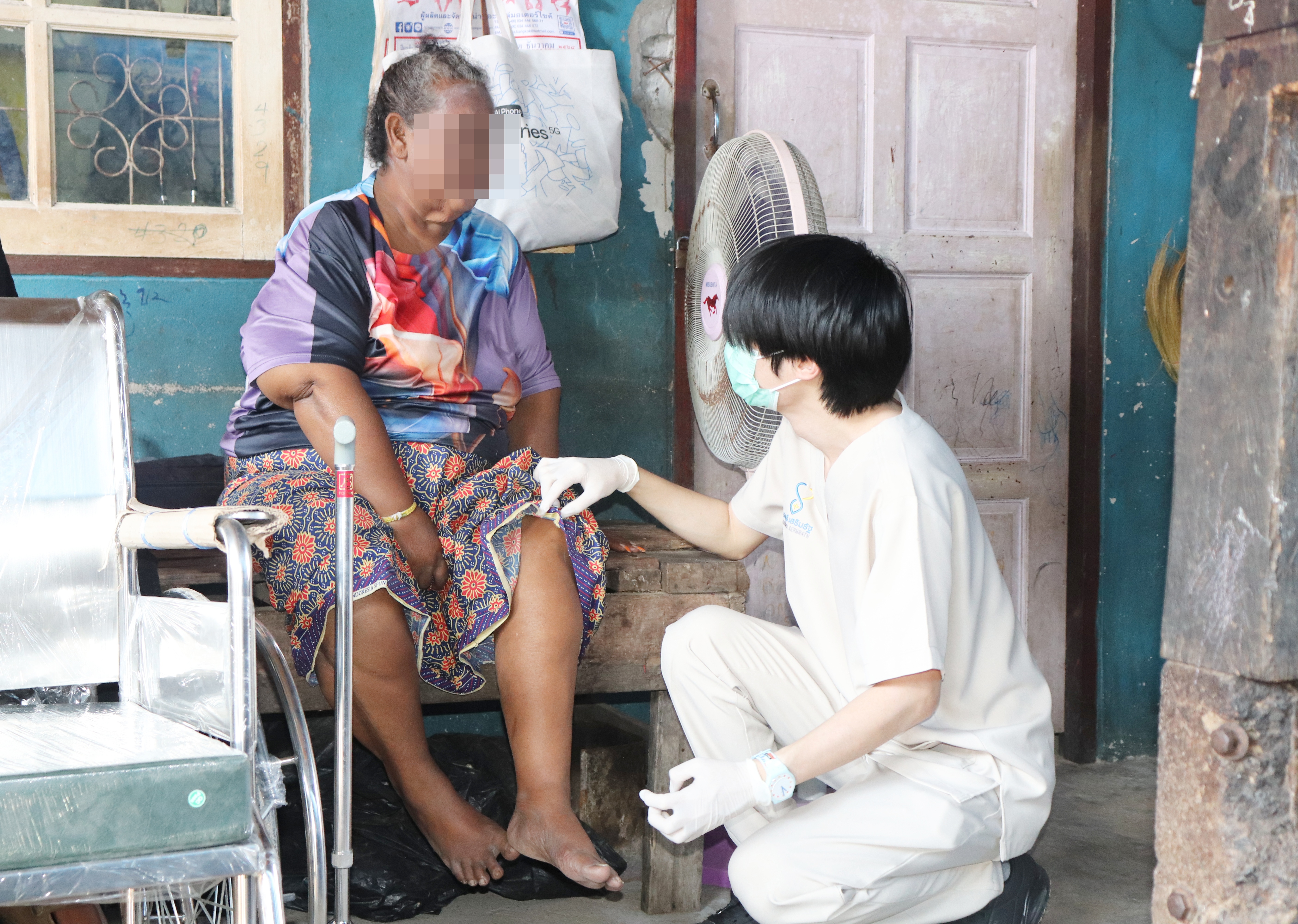 โรงพยาบาล อบจ.ภูเก็ตลงพื้นที่ติดตามเยี่ยมบ้านผู้ป่วยติดบ้านติดเตียง ณ ชุมชนแหลมตุ๊กแก