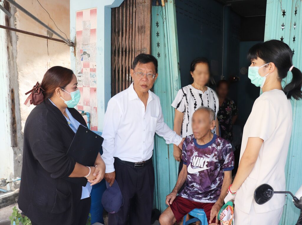 โรงพยาบาลองค์การบริหารส่วนจังหวัดภูเก็ต ลงพื้นที่ติดตามเยี่ยมบ้านผู้ป่วยติดบ้านติดเตียง ณ ชุมชนสะพานร่วมพูนผล1