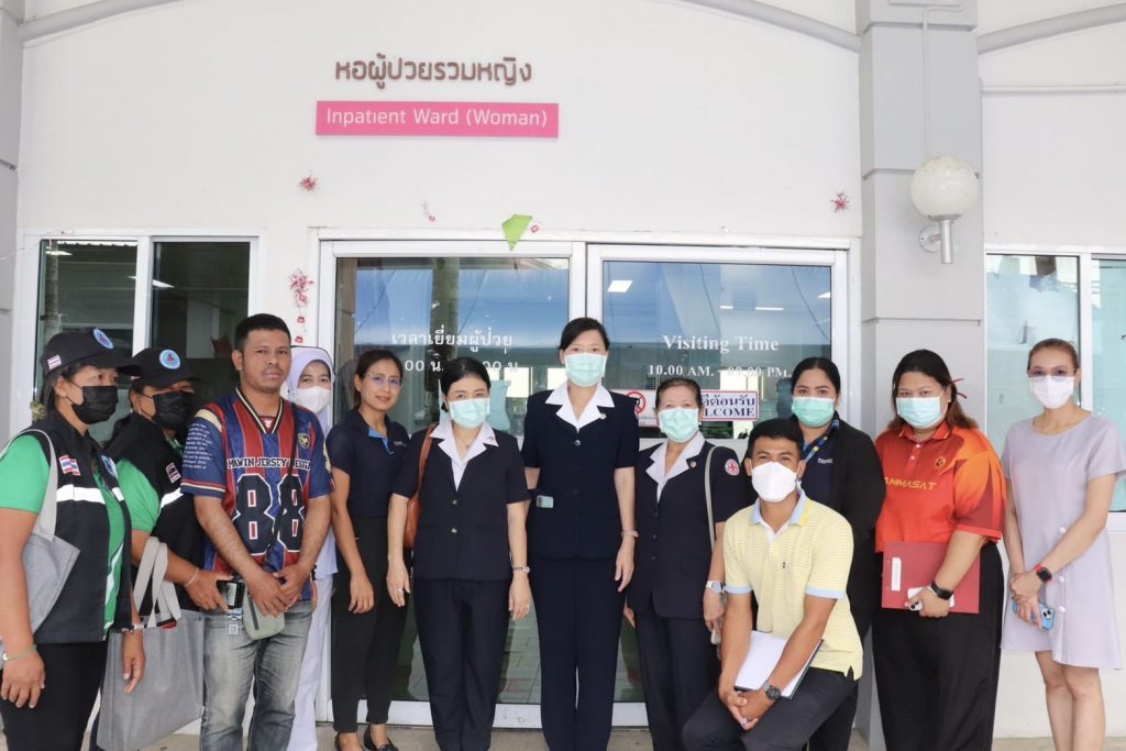 นางศิริรักษ์ สุพรรณไพ รองนายกเหล่ากาชาดฯ ได้มอบถุงยังชีพพร้อมเงินช่วยเหลือและให้กำลังใจผู้ป่วย