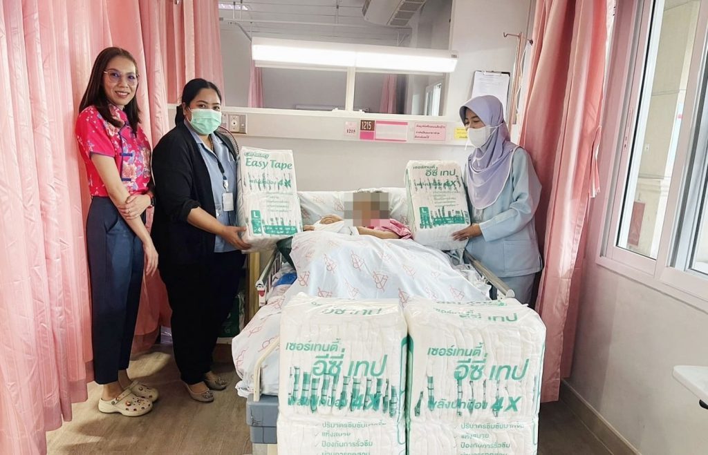 นางศิริรักษ์ สุพรรณไพ รองนายกเหล่ากาชาดจังหวัดภูเก็ต บริจาคผ้าอ้อมผู้ใหญ่แก่ผู้ป่วย