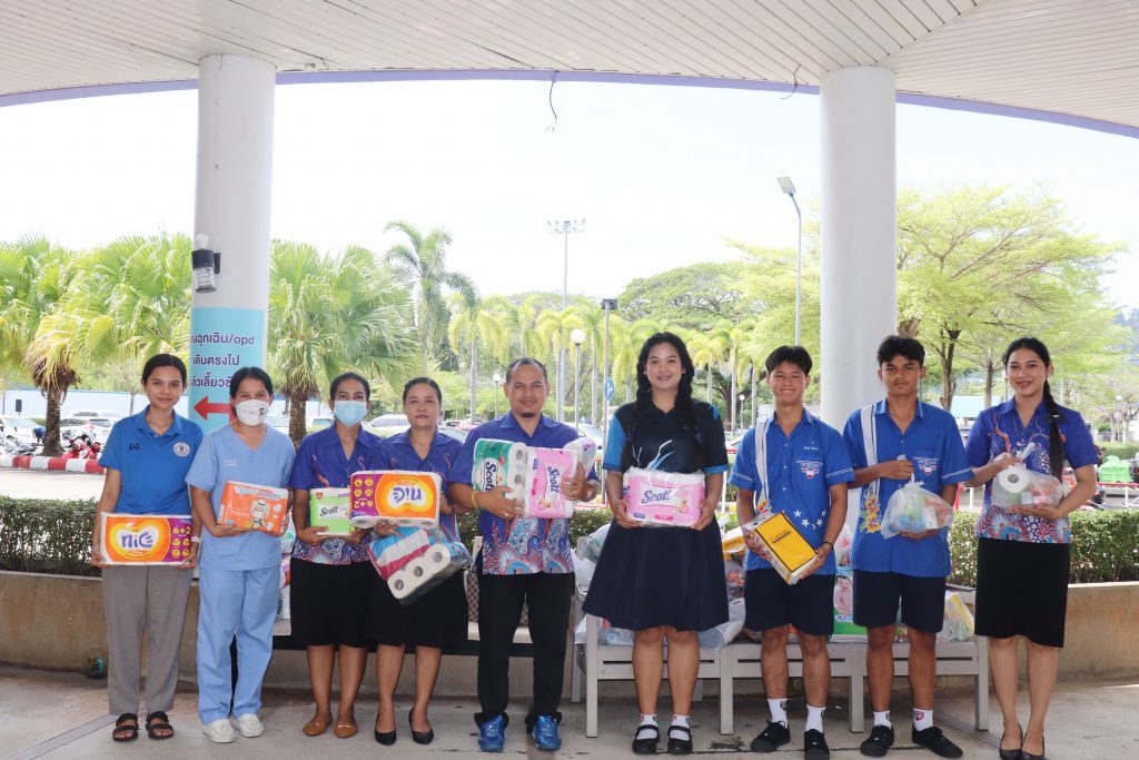 โรงพยาบาล อบจ.ภูเก็ต ได้รับมอบสิ่งของอุปโภคบริโภค จากโรงเรียนดาวรุ่งวิทยา