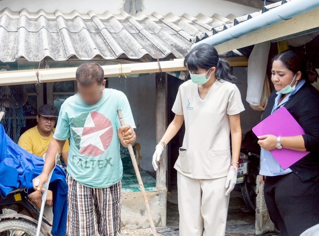 โรงพยาบาลองค์การบริหารส่วนจังหวัดภูเก็ต ลงพื้นที่ติดตามเยี่ยมบ้านผู้ป่วยติดบ้านติดเตียง พร้อมทั้งส่งมอบอุปกรณ์ทางการแพทย์ให้แก่ผู้ป่วยในโครงการ “อบจ. ประคองกาย คลายทุกข์” ณ ชุมชนแหลมตุ๊กแก